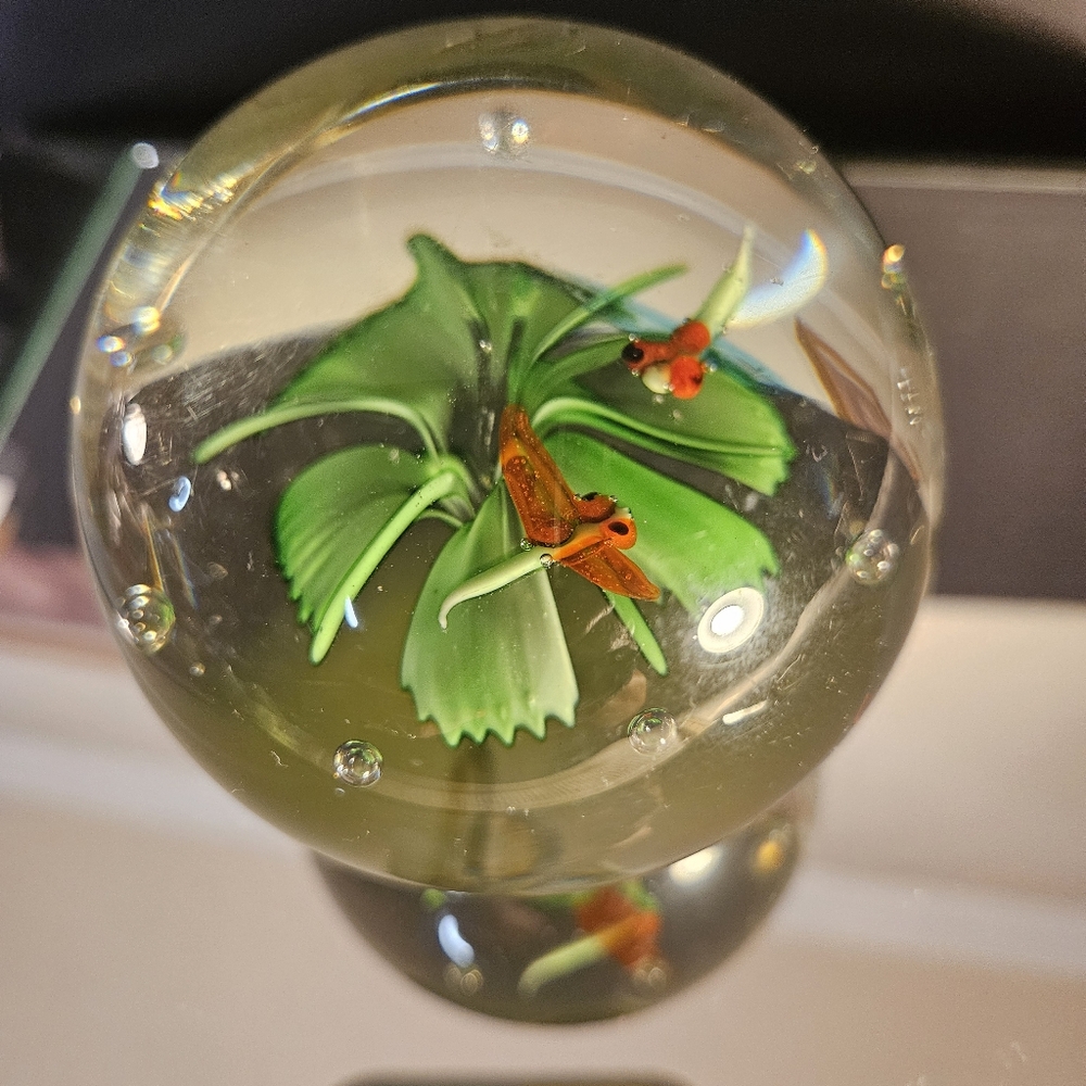 ART GLASS PAPERWEIGHT  DRAGONFLIES & FLOWER 2.5” Controlled Bubble Green